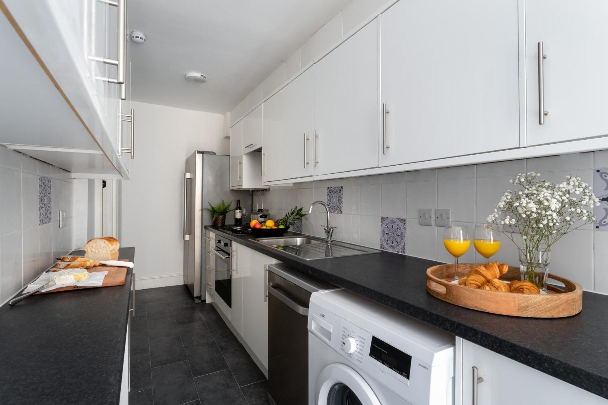 Near Beach, Torquay Heights Modern Apartments, Pet Friendly Room photo